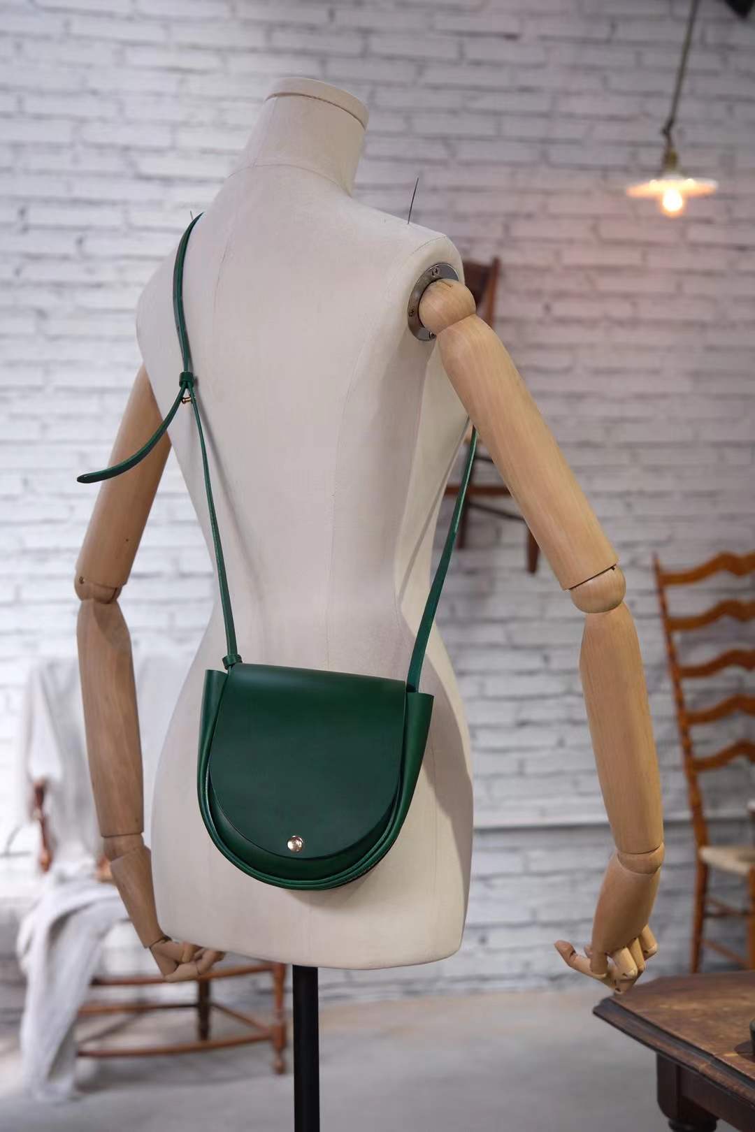 Sylphid’s Horseshoe – Green First-Layer Cowhide Crossbody Bag